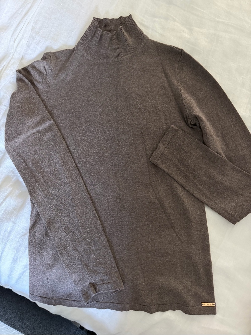 Tahiri Womenโs Brown Turtleneck Sweater